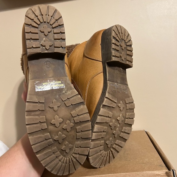 Refresh leatherette lace up sweater combat boots NWOT - Picture 4 of 5